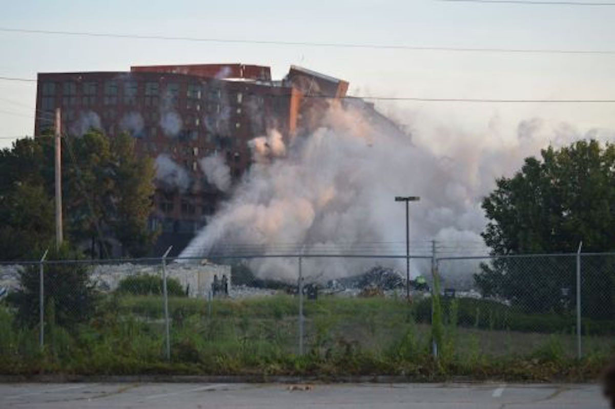 [Photos] Hartsfield-Jackson Implodes Former Hotel - Photo 1