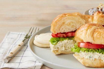 CHICKEN SALAD CHICK CELEBRATES GRAND OPENING OF FIRST RESTAURANT IN CHICAGO METRO AREA; FOURTH LOCATION IN ILLINOIS