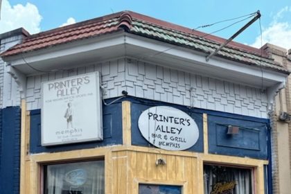 Louis Connelly’s Entertains Midtown Dive Bar Aspirations