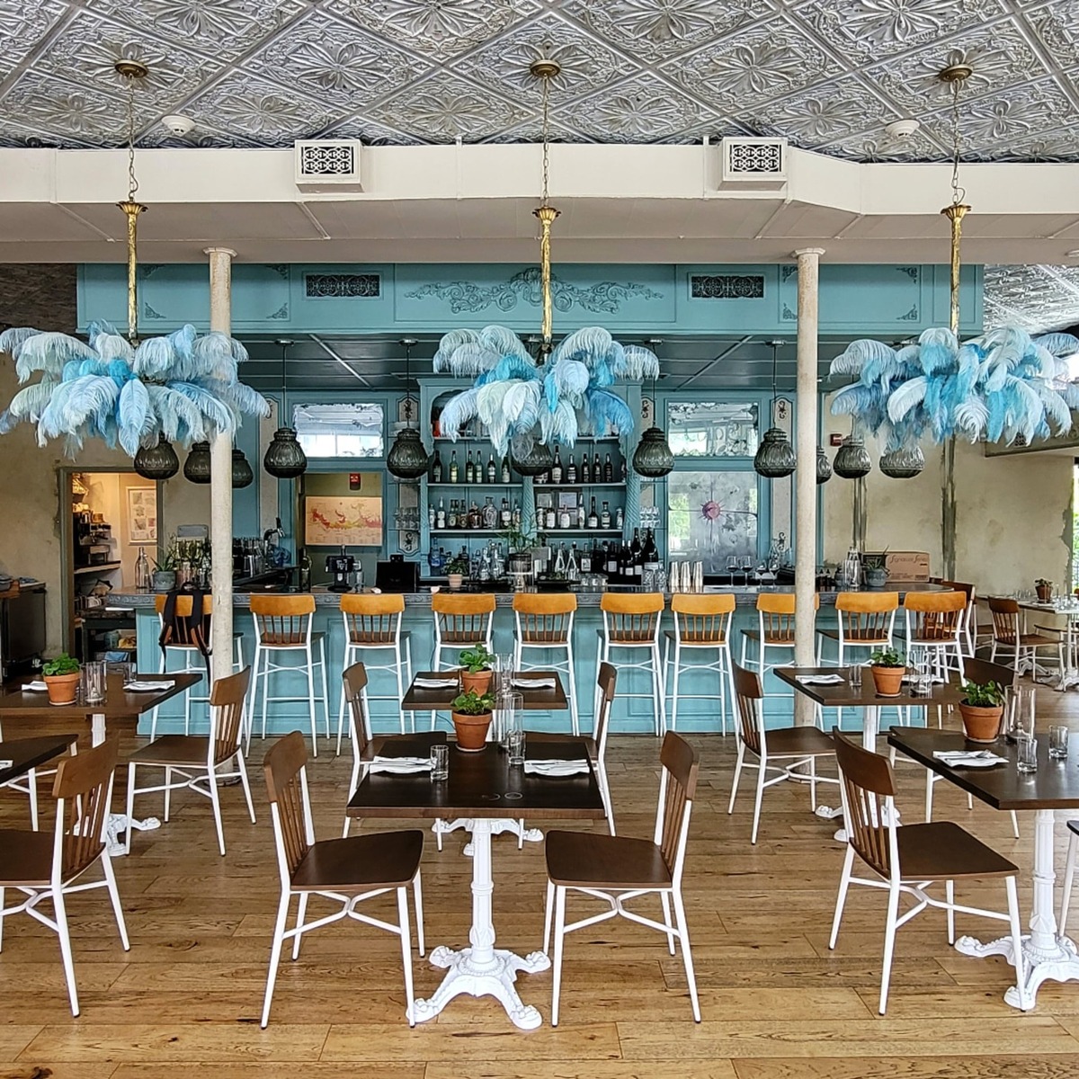 Above, a picture of Primrose’s indoor seating area. Parachute Pizza’s menu will also include oysters, salads, wines, garlic knots, and wines. Photo Credit: Primrose’s Facebook page