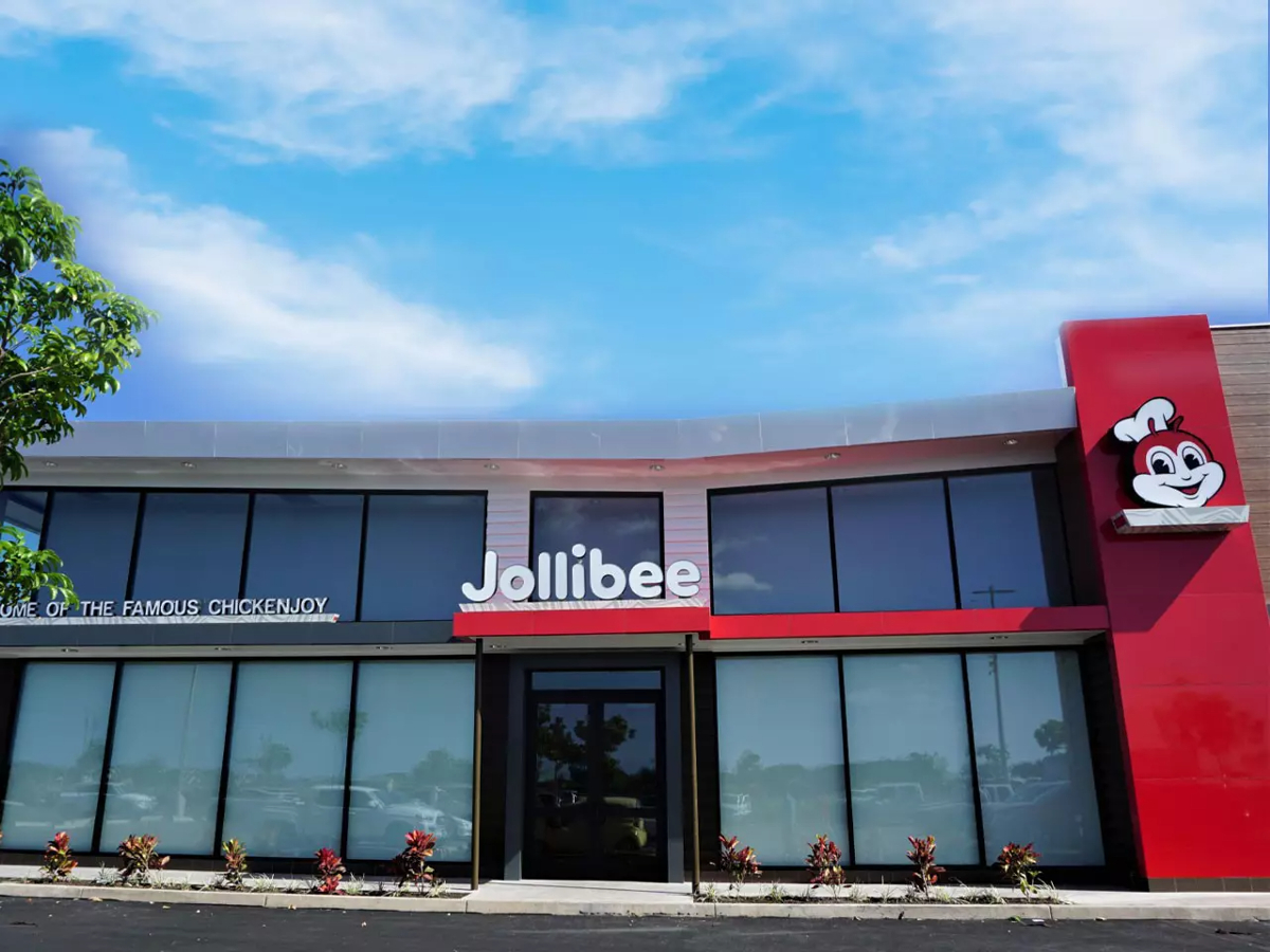 Jollibee Opens 1st Michigan Location in Sterling Heights on January 12!