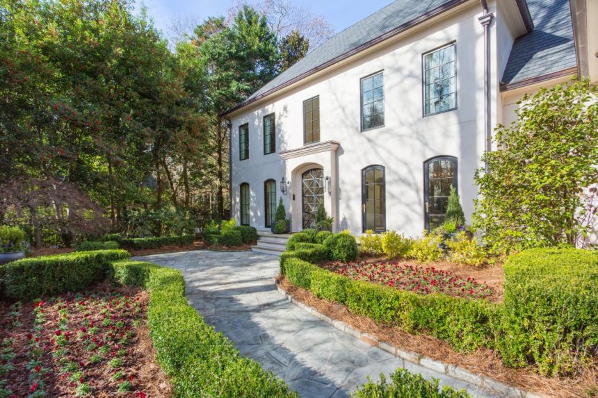 Home in the Heart of Chastain Park Embodies Luxury Living Photo 01