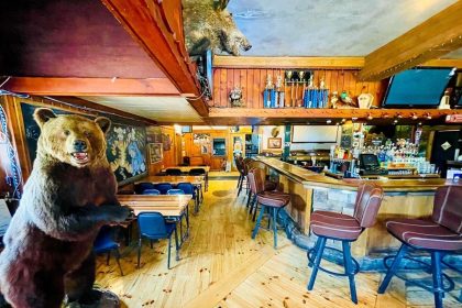 louie's trphy house interior kalamazoo