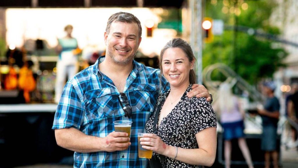 The Alpharetta crowd can further enjoy the evening with their dear ones by sipping beers from regional breweries.