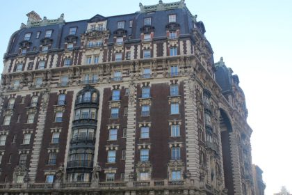 10 residential units above ground-floor commercial space proposed after demolition of historic building