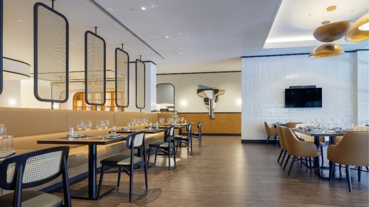 The restaurant is under 2 miles from O’Hare Airport