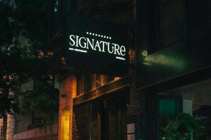 Signature Steak, a collaboration between Israel Idonije and Fabio Viviani Hospitality, debuted on July 10, 2025, offering steakhouse cuisine and hospitality in Chicago’s South Loop.