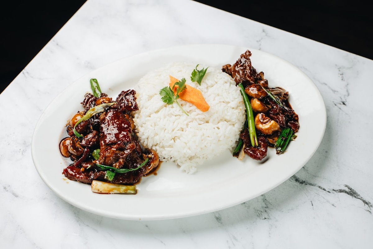 Wok ‘N Roll Rebrands to Become Vinsar's Lounge