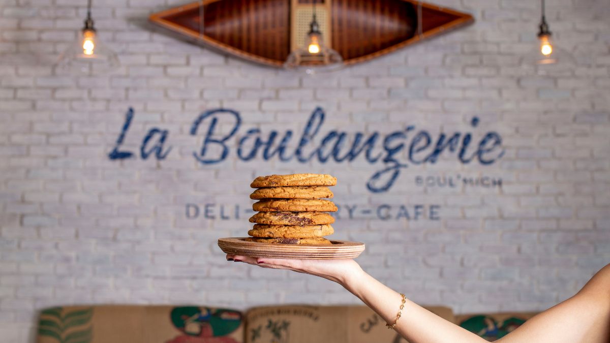 La Boulangerie Boul’Mich Aventura features a refreshed interior, all-day bakery and dinner options, and promotional offers tied to the reopening period.