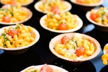 At the 2025 U.S. Open, Coqodaq returns with chicken nuggets and caviar flatbreads, while Aces by Morimoto and Onwuachi showcase sushi and Laotian wagyu skewers courtside.