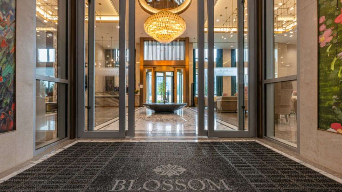 This development will allow Blossom’s guests to enjoy the benefits offered by Hilton, such as rewards and exclusive amenities.