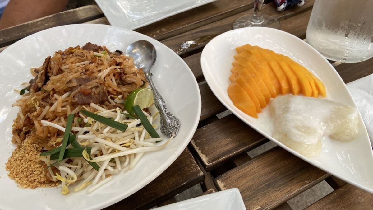 The health department has asked the restaurant to correct all violations to avoid the revocation of the health license.