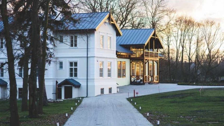 The prices of luxury homes hit the $1.26 million mark in September.