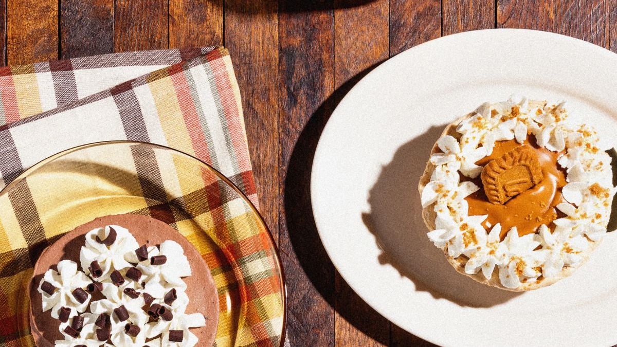 Crumbl Cookies goes full-pie for Thanksgiving Week with its limited-edition Crumbl Pies in seven flavors. 