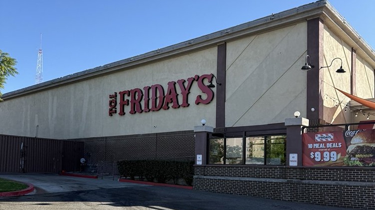 Popular restaurant chains that closed hundreds of locations in 2025