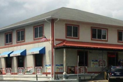 Known to be a welcoming neighborhood spot, Dellis Bar & Grill serves casual American and seafood dishes and drinks