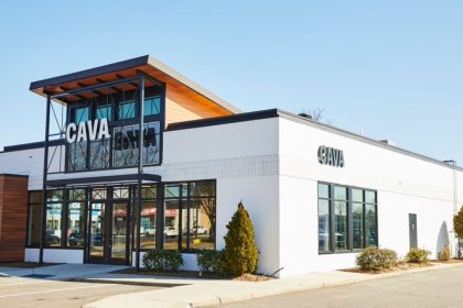 Mediterranean fast-casual chain CAVA will open a new location in Evergreen Park, bringing bowls, pitas, and community-focused initiatives to the area.