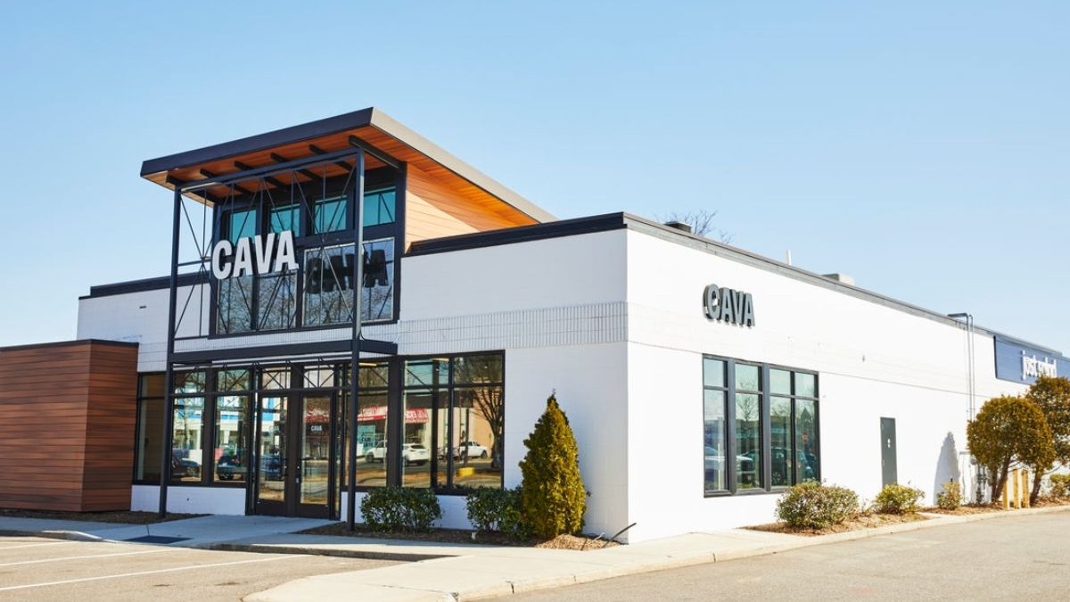 Mediterranean fast-casual chain CAVA will open a new location in Evergreen Park, bringing bowls, pitas, and community-focused initiatives to the area.
