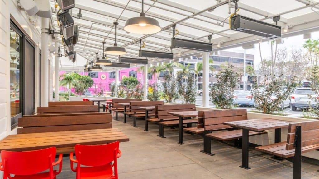 A view of the aesthetic outer patio of Gott's Roadside in Los Angeles