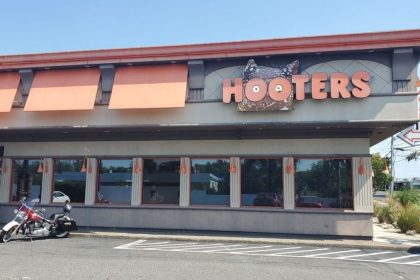 The Hooters location in Farmingdale has permanently closed, marking the end of the brand’s presence on Long Island.