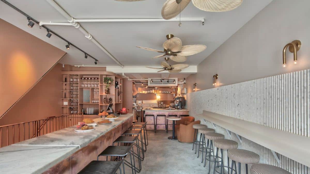 It also offers health breakfast options and transforms into a lunch spot with soups, salads and sandwhichs