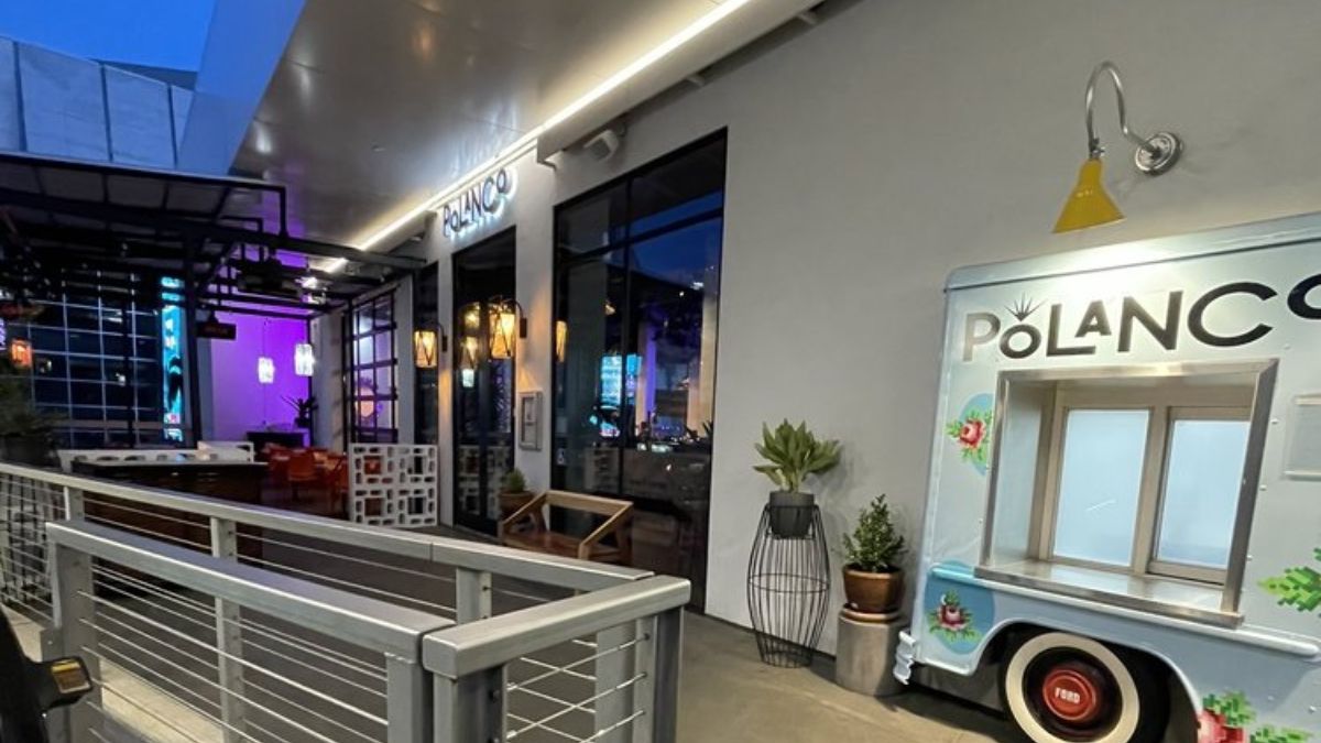 The left dishwasher at the bar was in active use, but measured 0 ppm chlorine