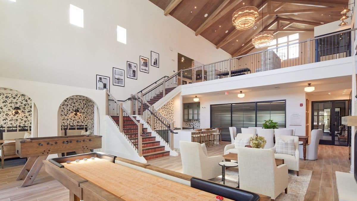 Among community amenities, the project includes coworking and lounge spaces, an entertainment courtyard with green and amphitheatre-like seating