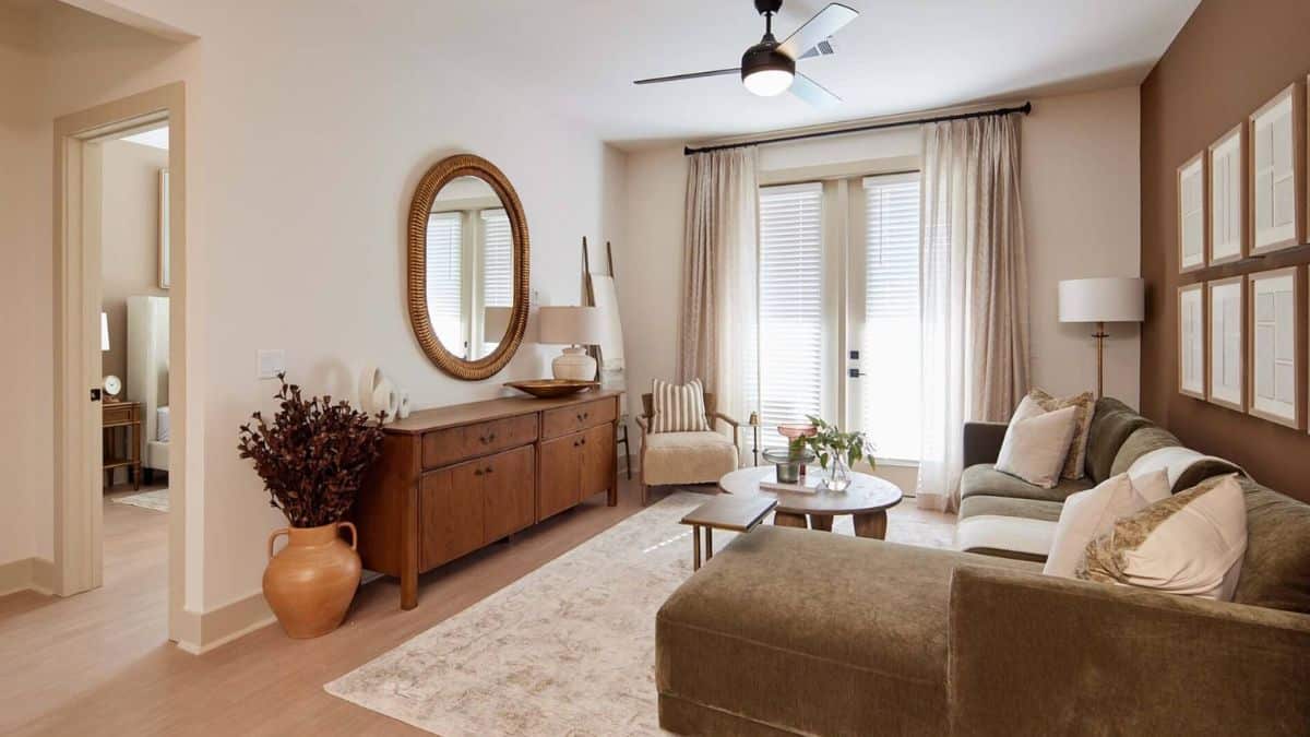 Merrit Apartments’ location is close to several major dining and recreation areas.