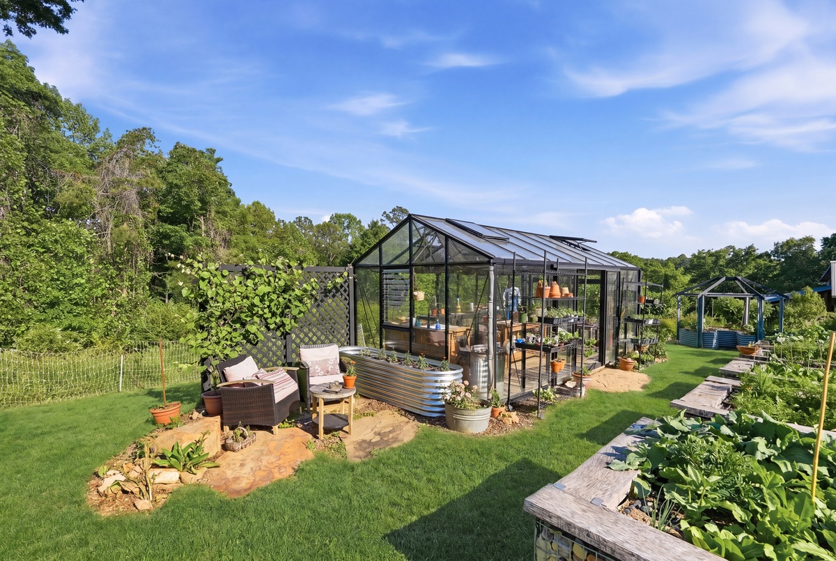A Mountain Homestead with Pool, Guest House, and Pastureland