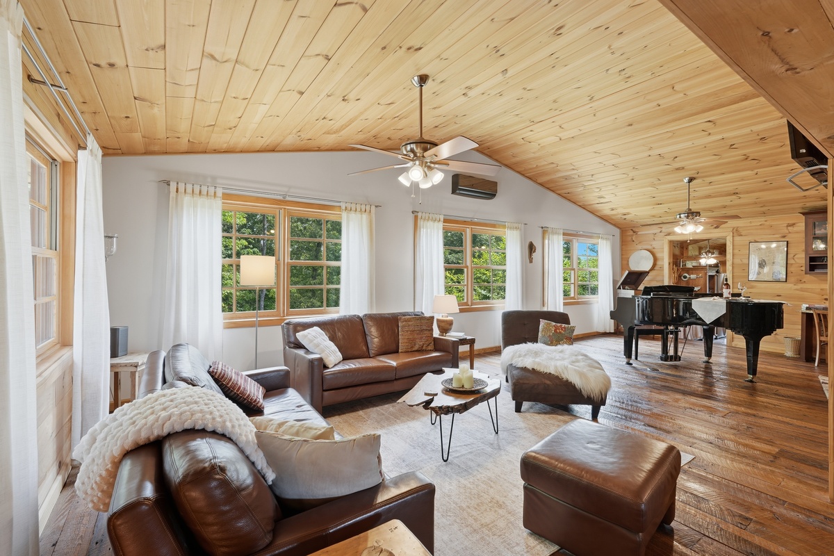 A Mountain Homestead with Pool, Guest House, and Pastureland