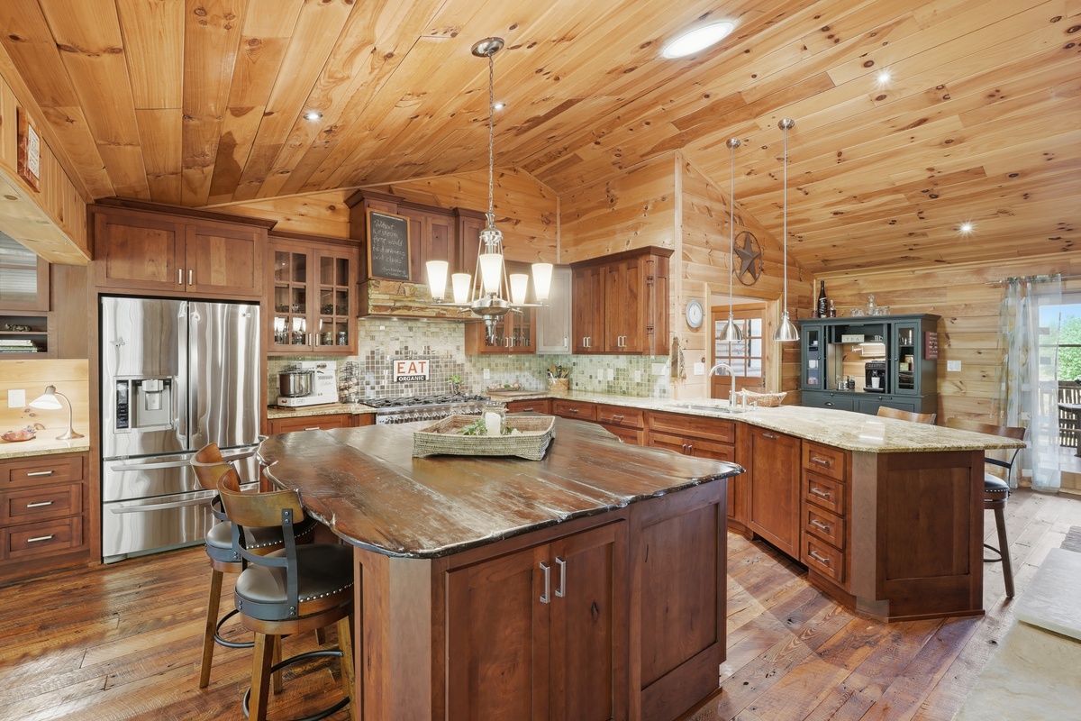 A Mountain Homestead with Pool, Guest House, and Pastureland
