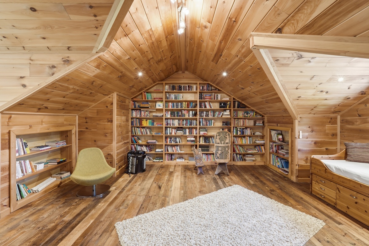 A Mountain Homestead with Pool, Guest House, and Pastureland