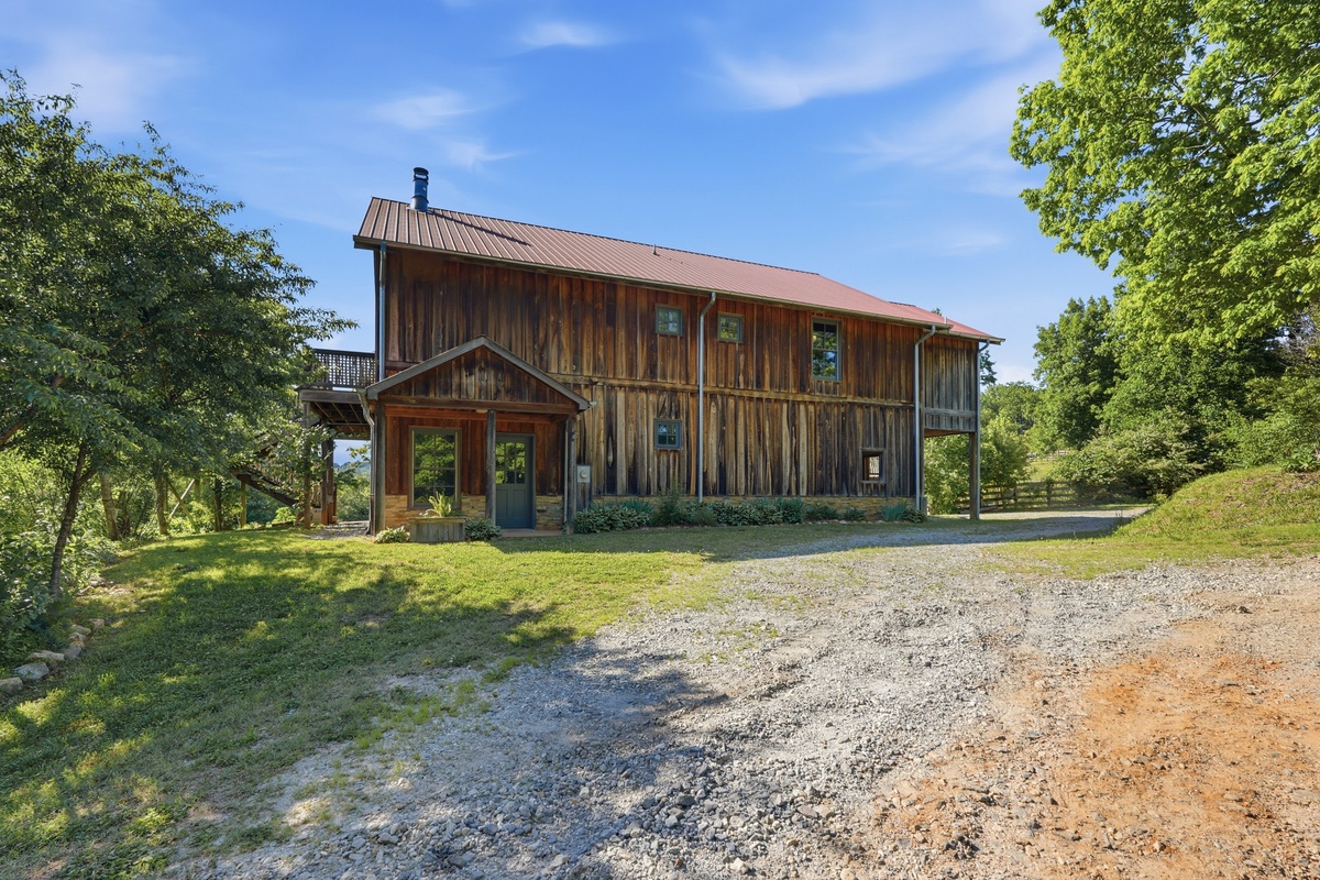A Mountain Homestead with Pool, Guest House, and Pastureland